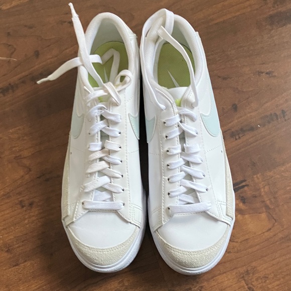 Nike Women's Blazer low platform sneakers size US 9 - Picture 4 of 14